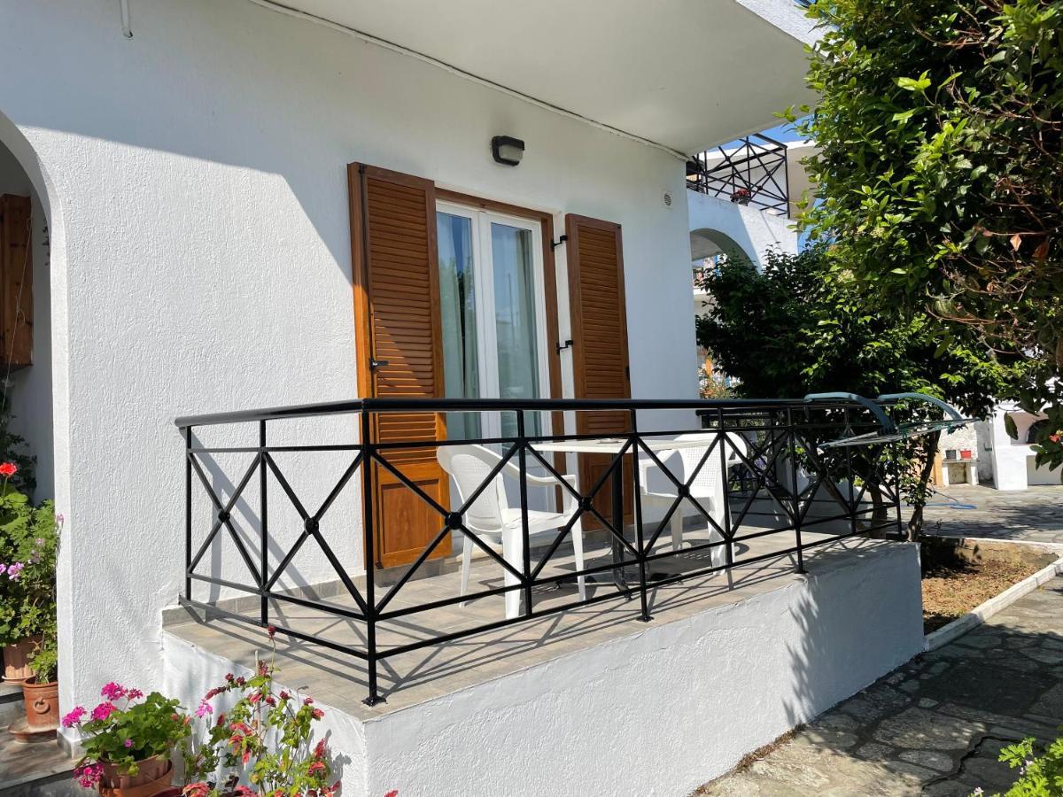 Karagiozos Studios & Apartments Скопелос Екстер'єр фото